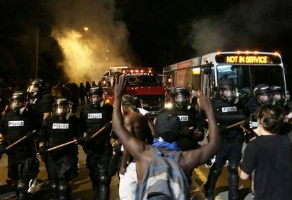Usa, poliziotto uccide afroamericano armato: scontri a Charlotte
