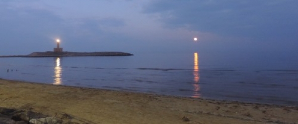 Vieste - Lo spettacolo della superluna ieri allombra del nostro Faro